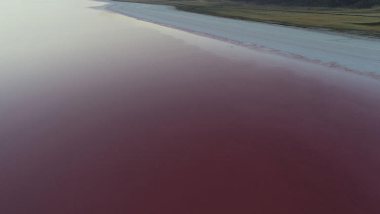 Tuz Gölünün rengi pembeye döndü, vatandaşlar akın etti