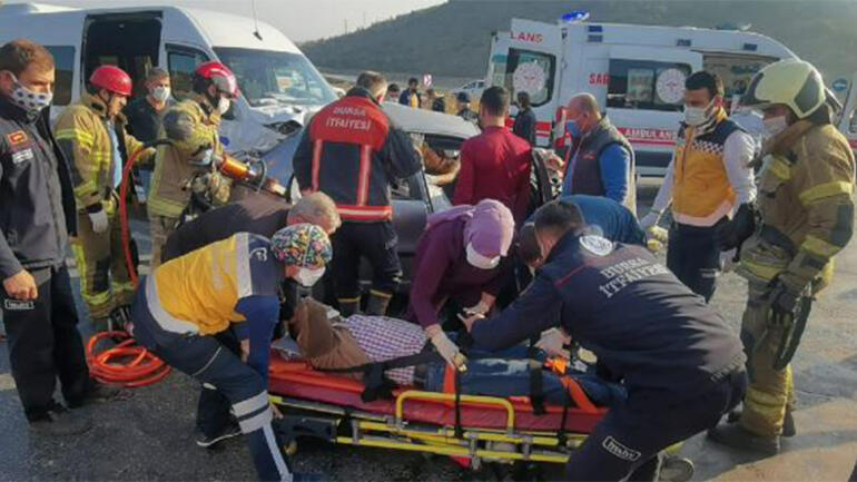Bursada minibüsü ile otomobil çarpıştı: 7 yaralı