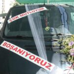 Boşanma davasına ‘çok mutluyum’ yazdırdığı aracıyla gitti