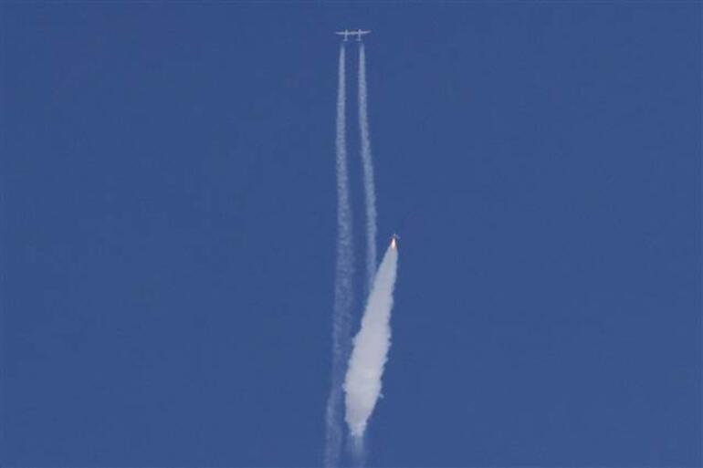 Son dakika... Richard Branson tarih yazdı Uzaya ulaşan milyarder iş adamı Dünyaya döndü