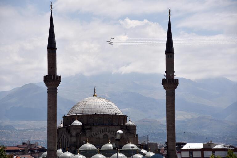 Türk Yıldızlarından Kayseri semalarında gösteri uçuşu
