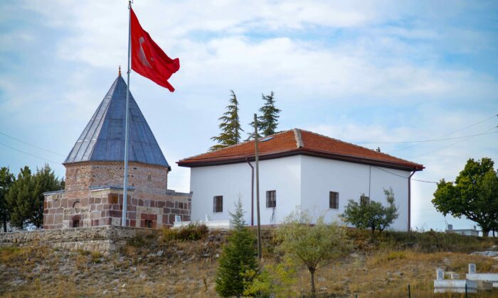 BAŞKAN OĞUZ TURASANŞAH TÜRBESİNDE İNCELEMELERDE BULUNDU