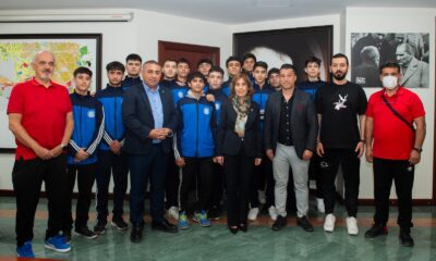 TÜRKİYE ŞAMPİYONU ATLETTEN BAŞKAN TEKİN’E ZİYARET