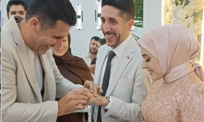 Ergin Ulun yeğeninin nişan yüzüğünü taktı